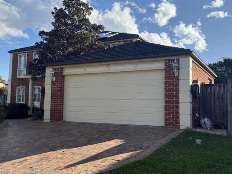 Gliderol Cream Hamption woodgrain sectional door